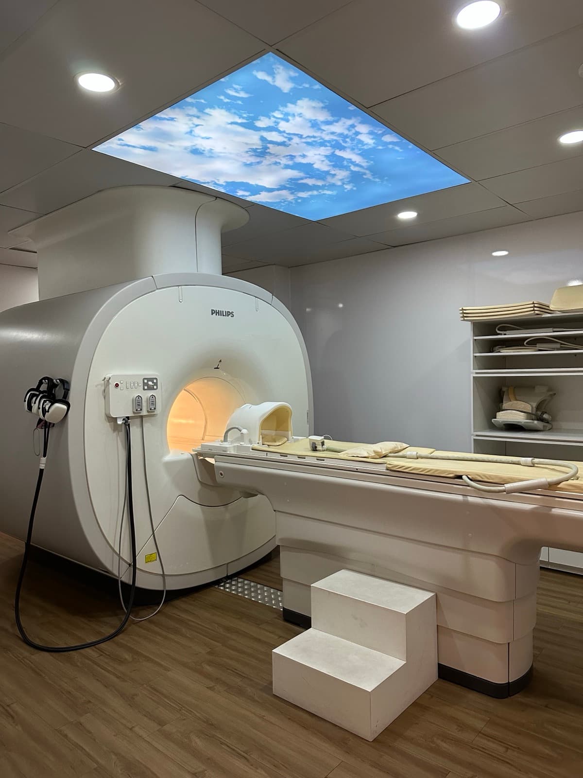 Aparelho de ressonância magnética Philips na unidade Imag de Vitória de Santo Antão, com teto de céu para maior conforto